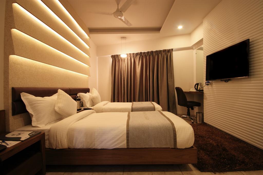 Hotel Bait Inn Amhedabad Oda fotoğraf